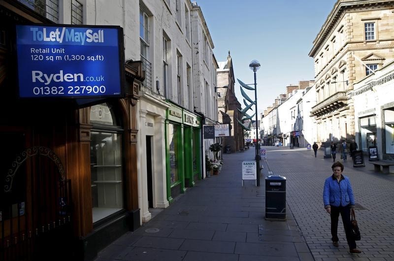 © Reuters. Shoppers walk in St John Street, Perth