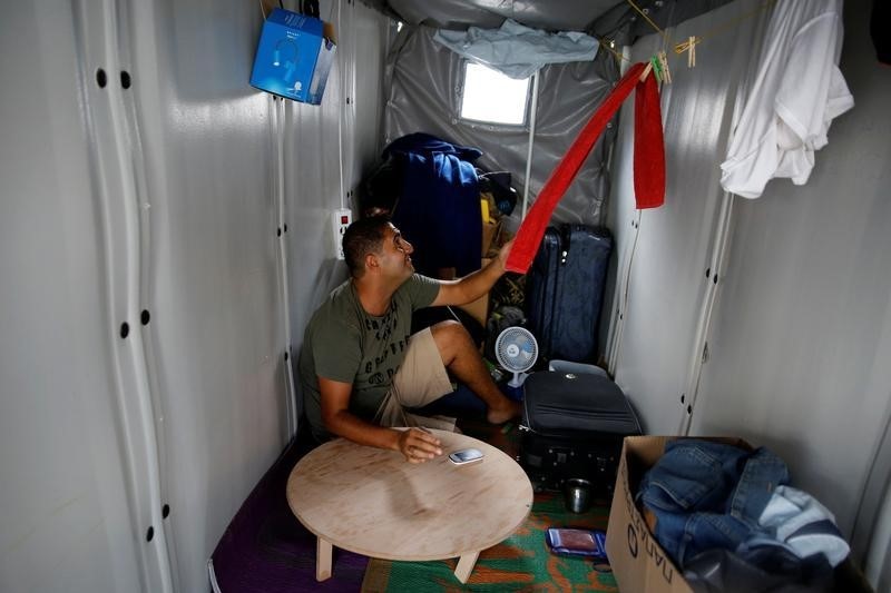 © Reuters. انتظار الحصول على اللجوء كانتظار الموت بالنسبة للاجئين في اليونان