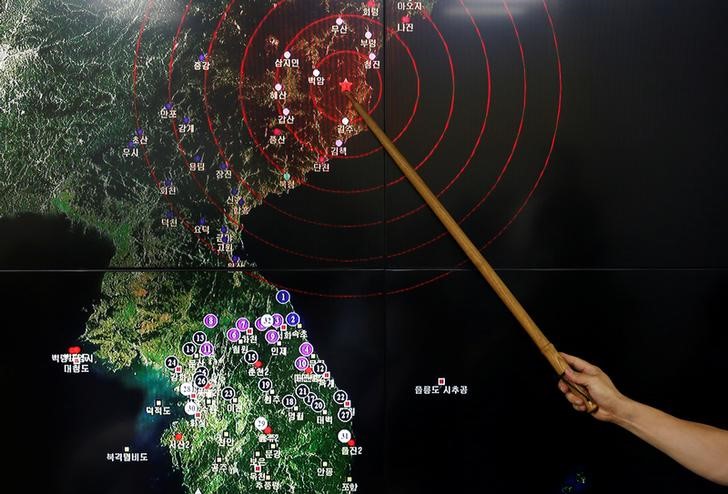 © Reuters. Painel indicando origem dos tremores que atingiram a Coreia do Sul