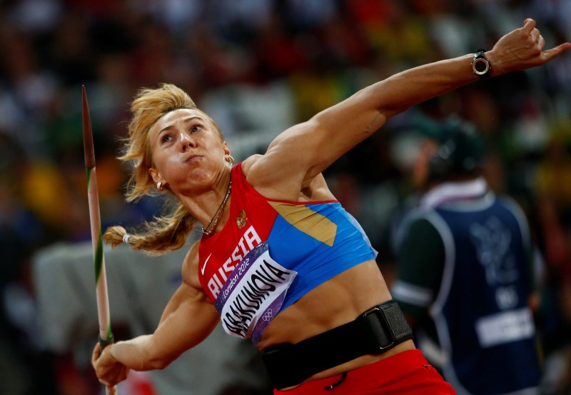 © Reuters. Russia's Maria Abakumova competes in the women's javelin throw final at the London 2012 Olympic Games at the Olympic Stadium