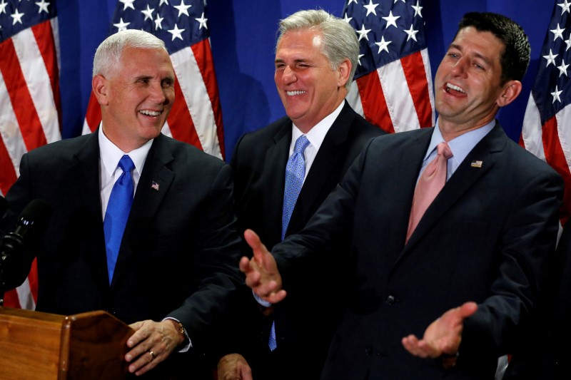 © Reuters. Pence, McCarthy and Ryan laugh when a reporter Ryan called on began to ask Pence a question about his criticism of Donald Trump, during a joint news conference following a House Republican party conference meeting in Washington
