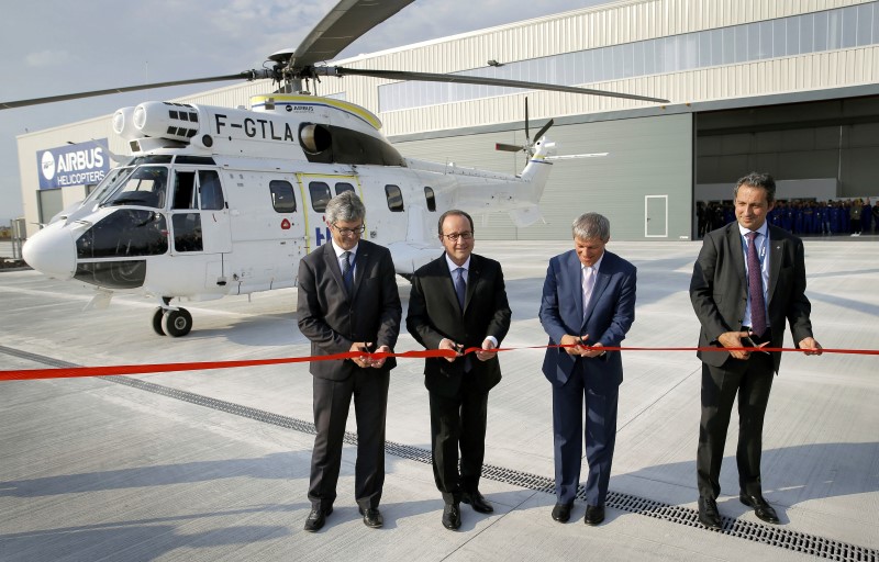 © Reuters. AIRBUS INAUGURE UNE USINE D'HÉLICOPTÈRES EN ROUMANIE