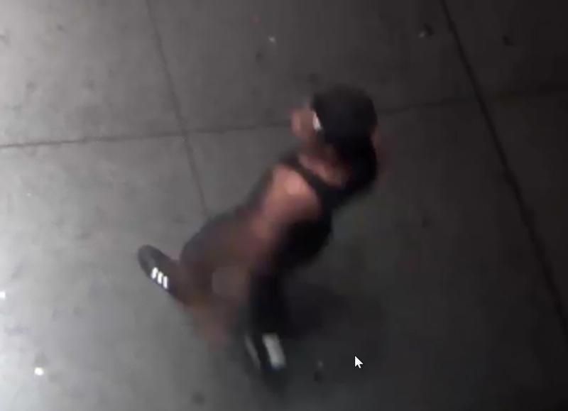 © Reuters. شرطة نيويورك تبحث عن رجل أضرم النار في إمرأة مسلمة