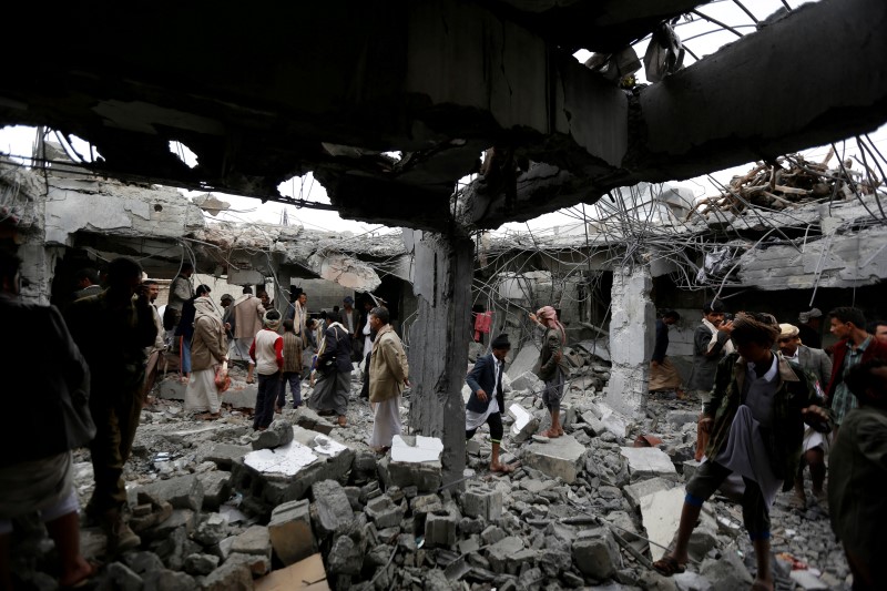 © Reuters. التحالف يقصف مصنعا في اليمن لكن رجال أعمال ينفون أن لهم دورا في الحرب