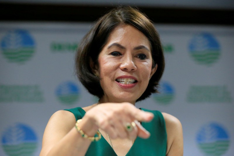 © Reuters. Philippines' Environment and Natural Resources Secretary Regina Lopez gestures during a news conference at the Department of Environment and Natural Resources (DENR) headquarters in Quezon city, metro Manila