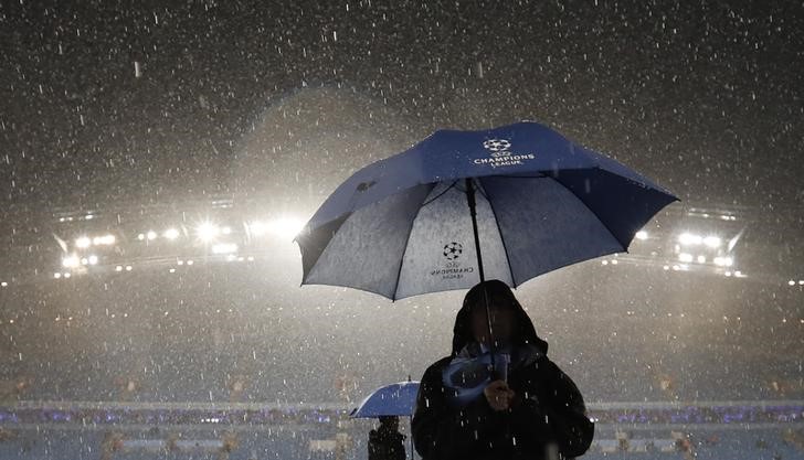 © Reuters. تأجيل مباراة مانشستر سيتي مع مونشنجلادباخ بسبب الأمطار