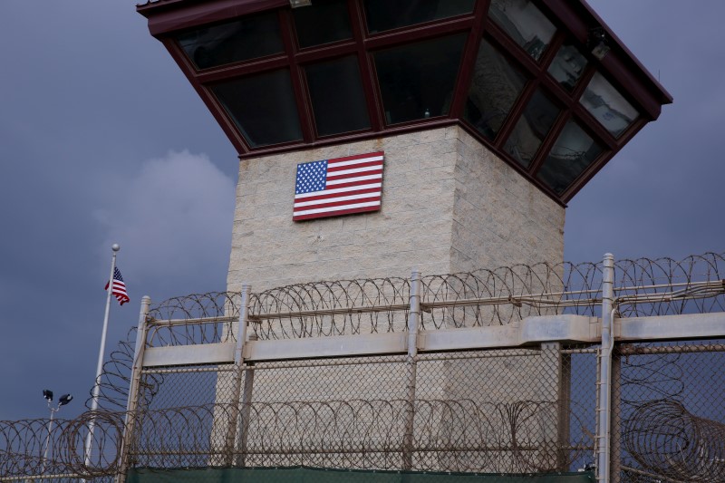 © Reuters. The United States flag decorates the side of a guard tower inside of Joint Task Force Guantanamo Camp VI at the U.S. Naval Base in Guantanamo Bay