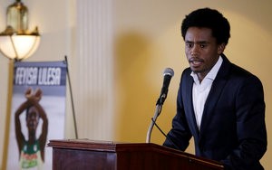 © Reuters. Rio Olympic marathon silver medal winner Feyisa Lilesa of Ethiopia attends a news conference in Washington