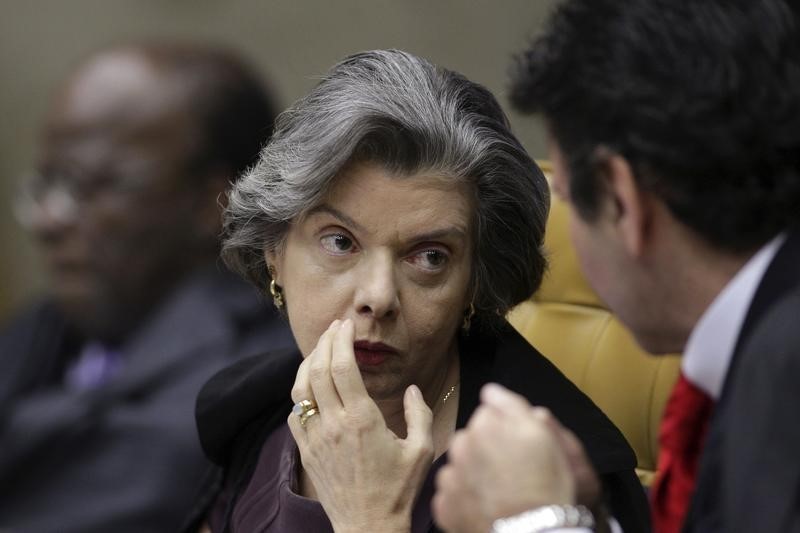 © Reuters. Nova presidente do STF, ministra Cármen Lúcia, durante julgamento do mensalão