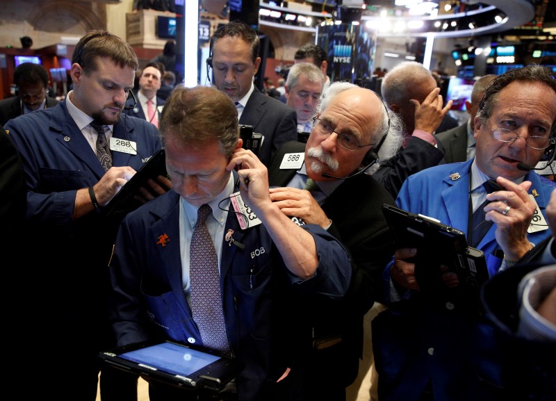 © Reuters. Traders work on the floor of the NYSE