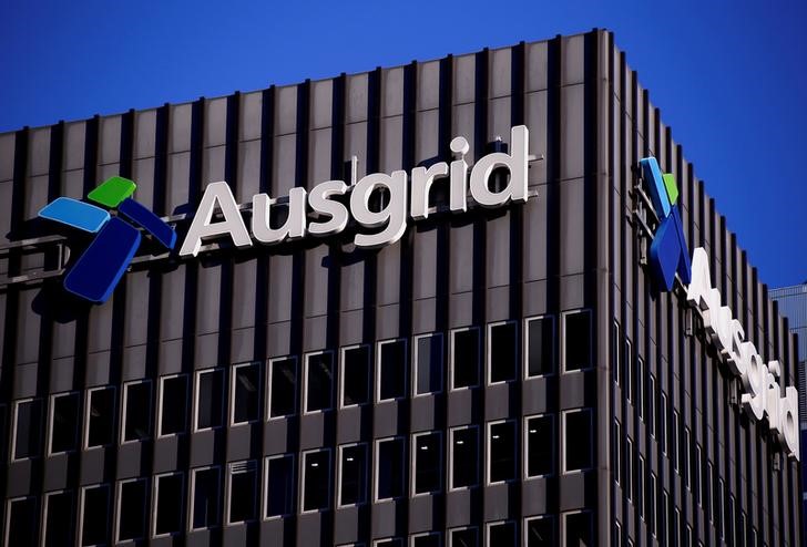 © Reuters. The logo for Australia's biggest electricity network Ausgrid adorns the headquarters building in central Sydney