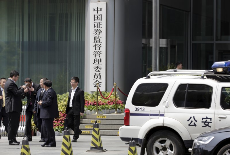 © Reuters. A police vehicle is seen parked outside the headquarters building of China Securities Regulatory Commission in Beijing