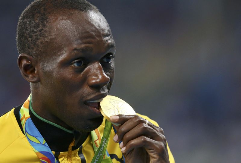 © Reuters. بولت ربما ينافس في سباقي مئة و200 متر ببطولة العالم 2017