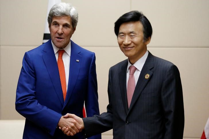 © Reuters. U.S. Secretary of State John Kerry shakes hands with South Korean Foreign Minister Yun Byung-se during a bilateral meeting at the sidelines of the ASEAN foreign ministers meeting in Vientiane