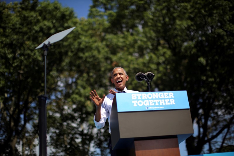 © Reuters. OBAMA FAIT CAMPAGNE POUR CLINTON EN SON ABSENCE