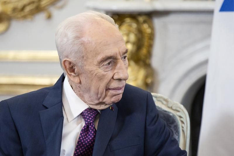 © Reuters. Expresidente israelí Peres, en estado "crítico pero estable" tras un ictus