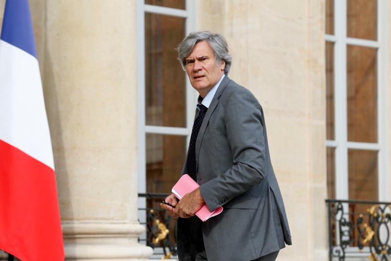 © Reuters. French Agriculture Minister and French government spokesman Stephane Le Foll arrives to attend the weekly cabinet meeting in Paris