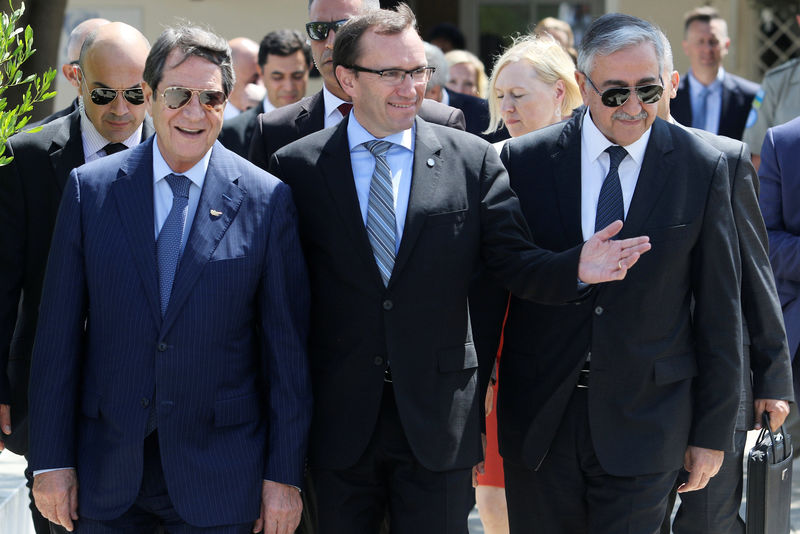 © Reuters. Greek Cypriot leader and Cyprus President Nicos Anastasiades walks with Turkish Cypriot leader Mustafa Akinci and U.N. envoy Espen Barth Eide in the buffer zone of Nicosia airport