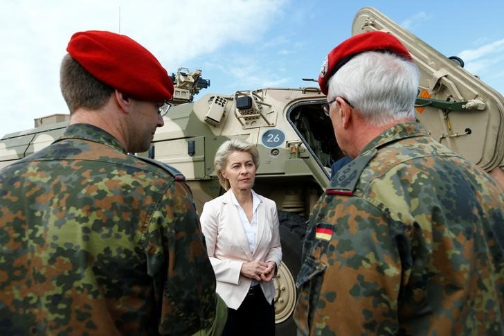 © Reuters. Ministra da Defesa da Alemanha, Ursula von der Leyen, ao lado de militares durante evento em Bruchsal, Alemanha