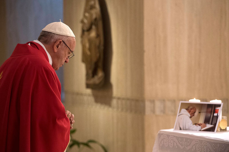 © Reuters. El Papa dice que el cura francés asesinado es un mártir camino a la santidad