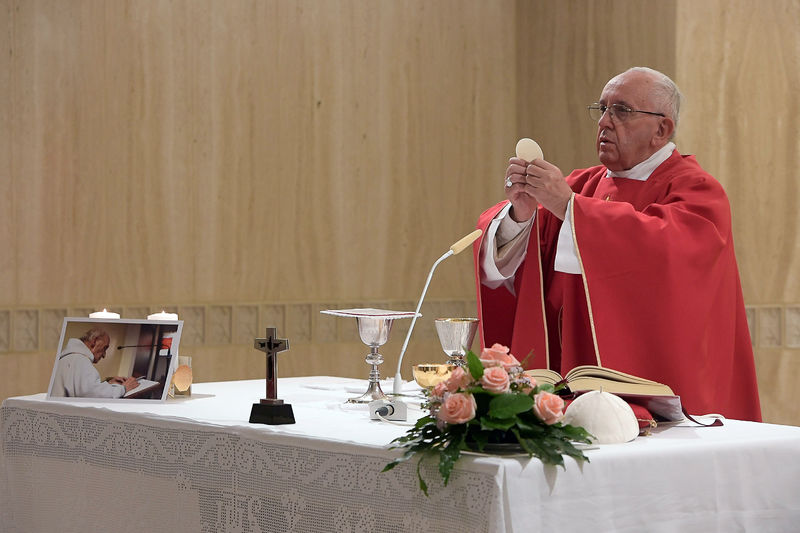 © Reuters. Imagem do padre Jacques Hamel vista durante cerimônia conduzida pelo papa Francisco no Vaticano