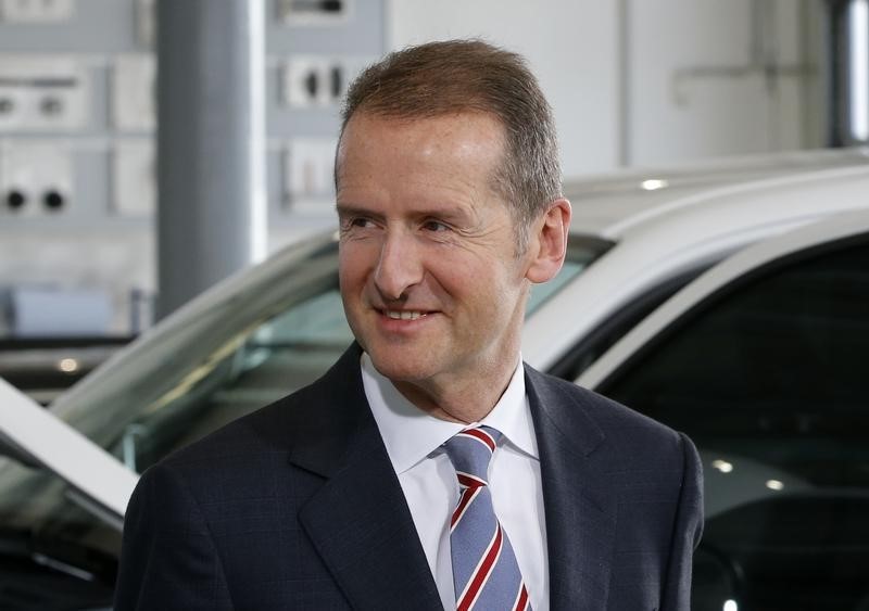 © Reuters. Diess chairman of Volkswagen's passenger cars brand observes a Volkswagen's diesel-emissions software update at a VW dealer in Berlin