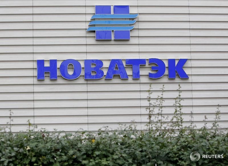 © Reuters. Логотип Новатэка на офисе продаж компании в Москве