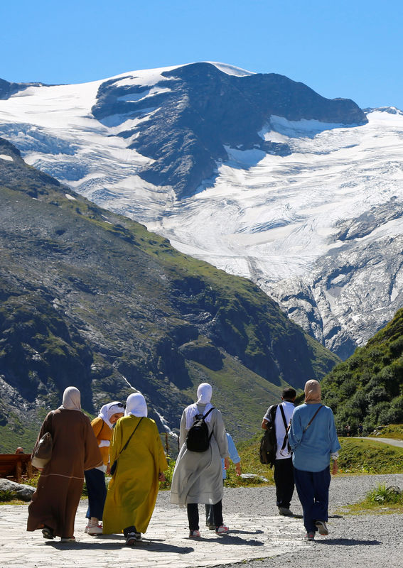 © Reuters. Arab tourists walk towards Mooserboden water reservoir near Zell am See