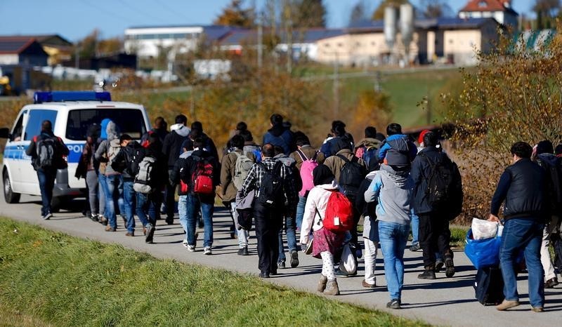 © Reuters. Migrants are escorted by German police to a registration centre, after crossing the Austrian-German border in Wegscheid near Passau