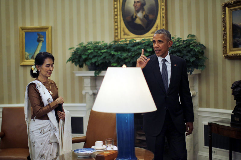 © Reuters. U.S. President Barack Obama meets with Myanmar's State Counsellor Aung San Suu Kyi at the Oval Office of the White House in Washington