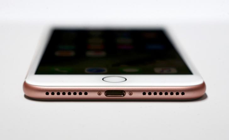 © Reuters. An iPhone 7 is displayed during an Apple media event in San Francisco