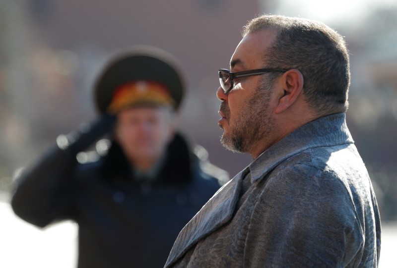 © Reuters. Morocco's King Mohammed VI attends a wreath-laying ceremony at the Tomb of the Unknown Soldier by the Kremlin wall in Moscow