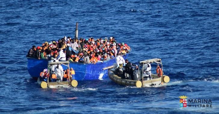 © Reuters. Embarcações da Marinha italiana resgatam imigrantes no mar Mediterrâneo