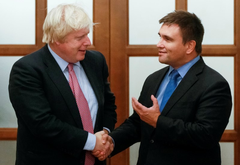 © Reuters. Britain's Foreign Secretary Johnson shakes hands with Ukraine's FM Klimkin in Kiev