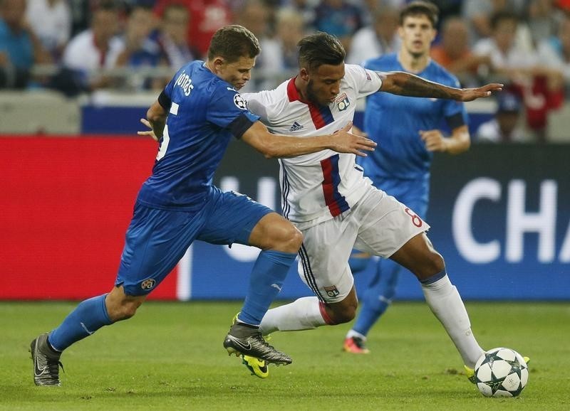 © Reuters. Dinamo Zagreb's Jonas in action with Olympique Lyon's Corentin Tolisso