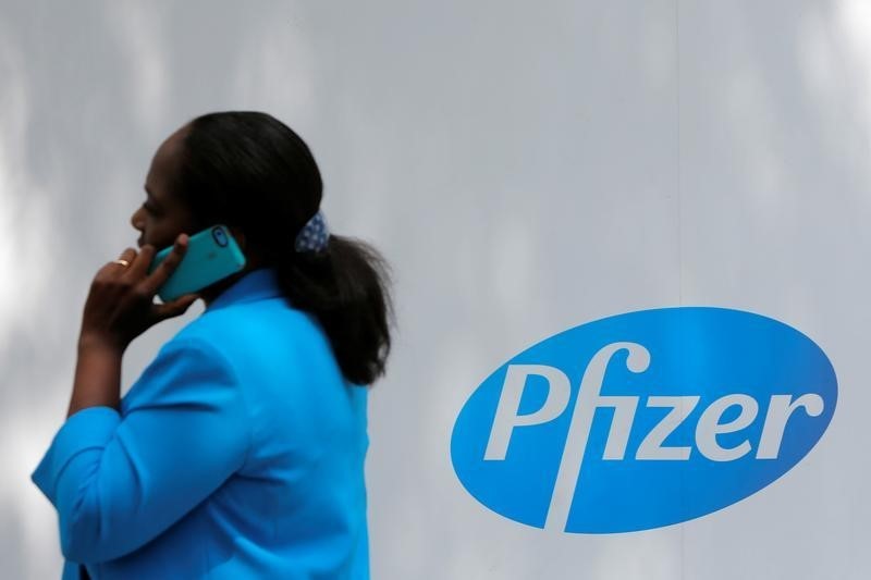 © Reuters. The Pfizer logo is seen at their world headquarters in Manhattan, New York, U.S.