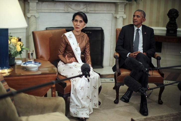 © Reuters. أوباما يجتمع مع سو كي ويقول إن أمريكا مستعدة لرفع العقوبات عن ميانمار