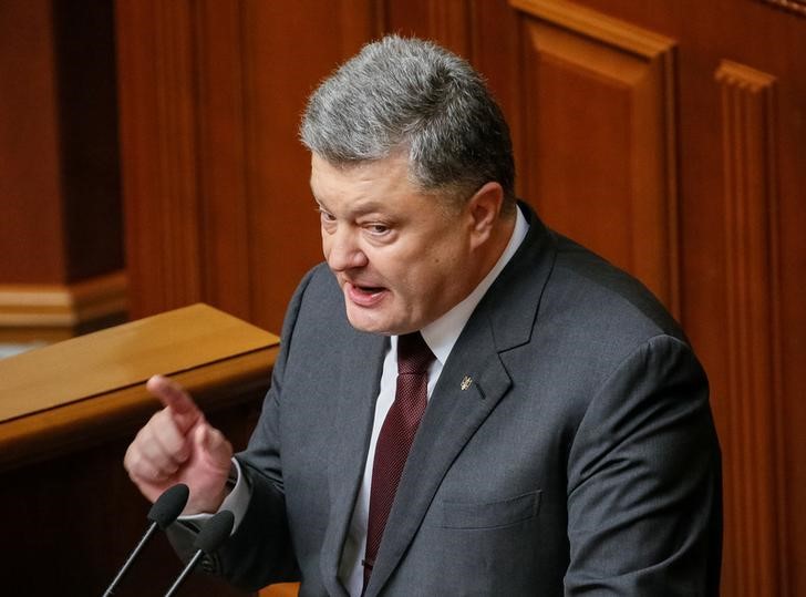 © Reuters. Ukraine's President Poroshenko addresses lawmakers during the opening of a new Ukrainian parliament session in Kiev