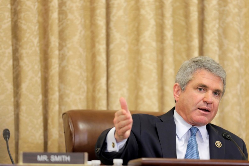 © Reuters. Rep. McCaul questions TSA Administrator Neffenger about long lines at airport security checkpoints during a hearing in Washington