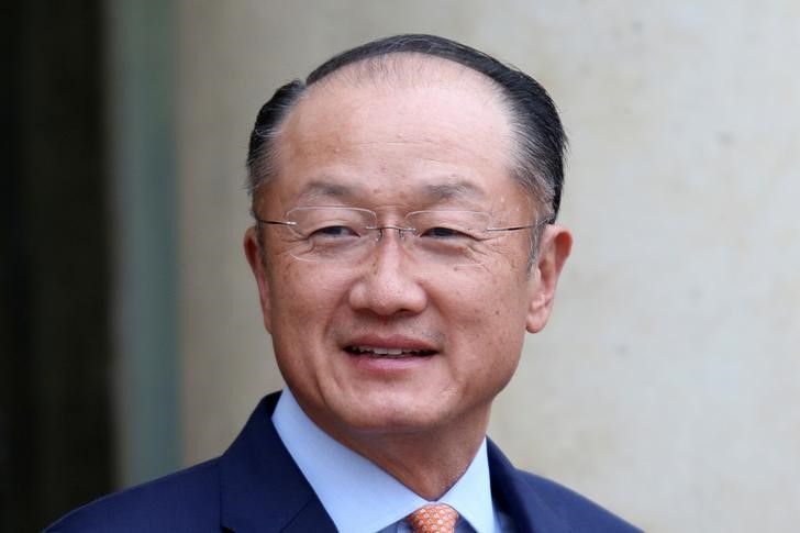 © Reuters. World Bank President Jim Yong Kim arrives at the Elysee Palace in Paris