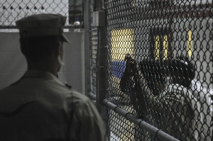 © Reuters. أمريكا تؤكد انضمام سجينين أفرج عنهما من جوانتانامو لجماعات متشددة من جديد
