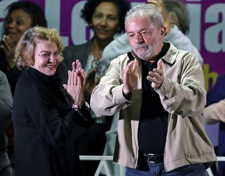 © Reuters. Ex-presidente Luiz Inácio Lula da Silva e a ex-primeira-dama Marisa Letícia, durante encontro com movimentos em favor da democracia em Santo André (SP)