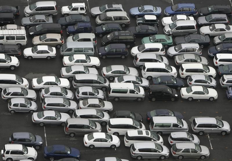 © Reuters. FILE PHOTO - Cars are parked in a parking lot in Chiba