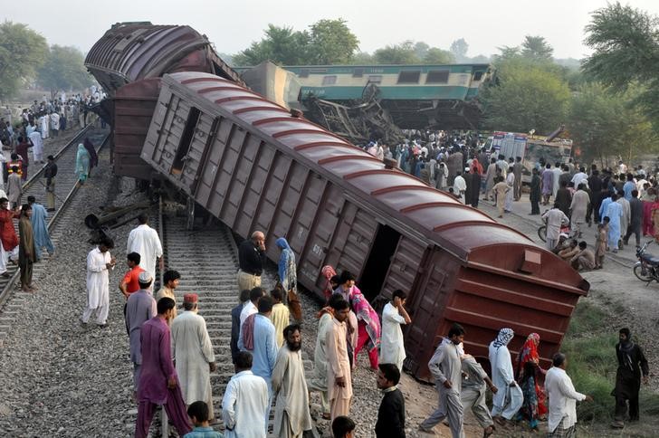 © Reuters. تلفزيون: مقتل 6 على الأقل وإصابة العشرات في حادث تصادم قطارين بباكستان