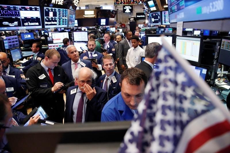 © Reuters. Traders work on the floor of the NYSE