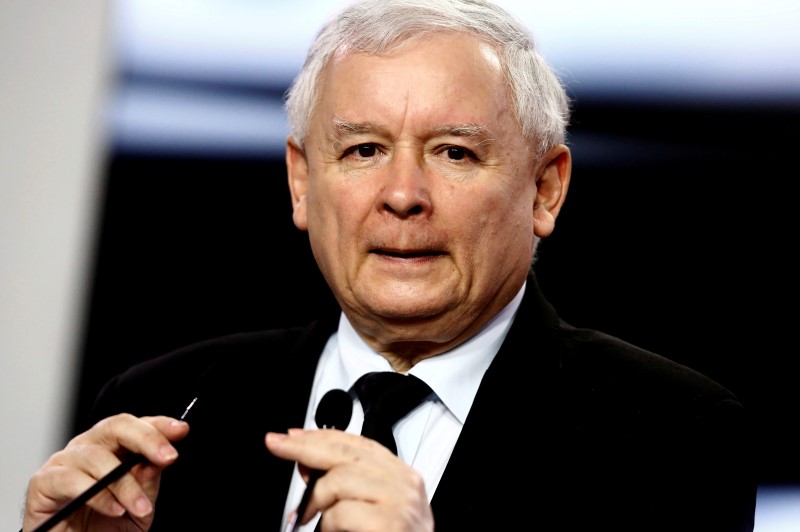 © Reuters. Kaczynski, leader of ruling party Law and Justice  attends a news conference about Brexit in party headquarters in Warsaw