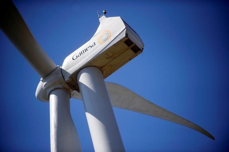 © Reuters. A Gamesa wind turbine stands in the Sierra de Alaiz, near Pamplona in northern Spain