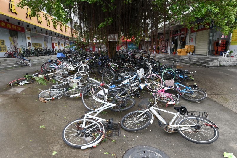 © Reuters. Toppled bicycles lie on street after Typhoon Meranti makes a landfall on southeastern China, in Xiamen