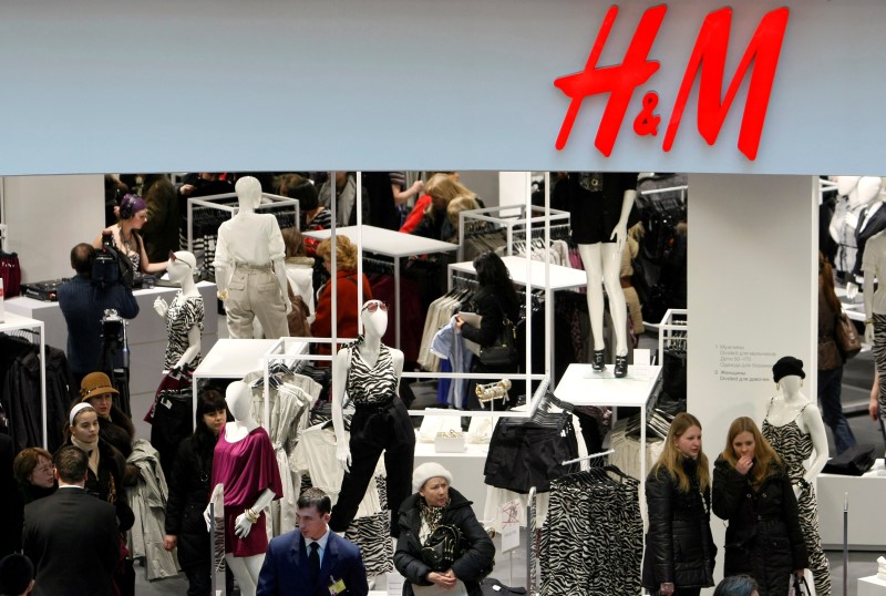 © Reuters. People shop in the newly opened Hennes & Mauritz (H&M) store in Moscow