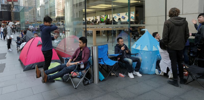 © Reuters. Buyers of new Apple products including the iPhone 7 to be released on September 16 camp outside the company's flagship Australian store in Sydney